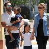Katherine Heigl (enceinte) fait du shopping en famille avec son mari Josh Kelley et ses filles Adalaide et Nancy à Glendale le 13 aoiut 2016.
