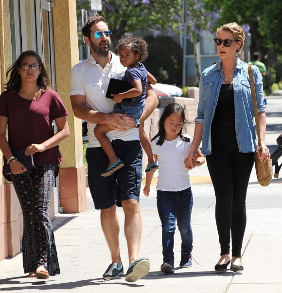 Katherine Heigl (enceinte) fait du shopping en famille avec son mari Josh Kelley et ses filles Adalaide et Nancy à Glendale le 13 aoiut 2016.