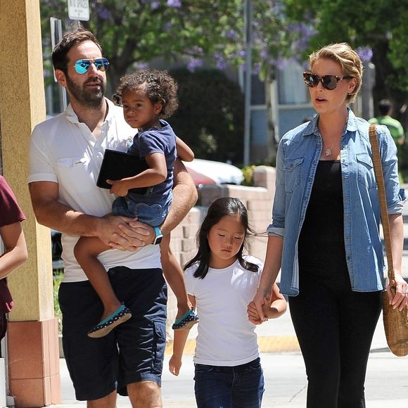 Katherine Heigl (enceinte) fait du shopping en famille avec son mari Josh Kelley et ses filles Adalaide et Nancy à Glendale le 13 aoiut 2016.