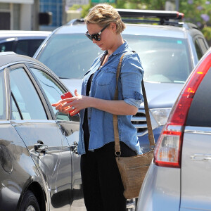 Katherine Heigl (enceinte) fait du shopping en famille avec son mari Josh Kelley et ses filles Adalaide et Nancy à Glendale le 13 aoiut 2016.