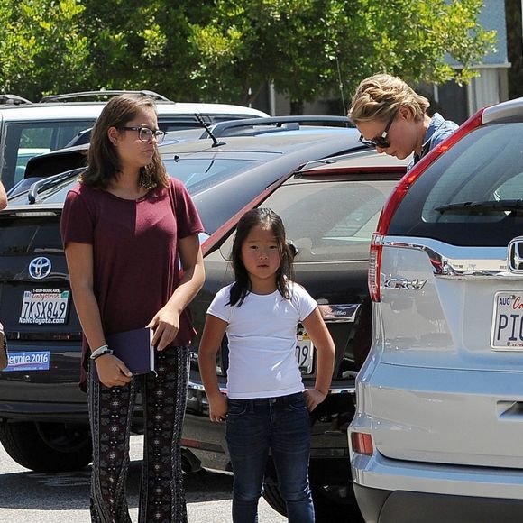 Katherine Heigl (enceinte) fait du shopping en famille avec son mari Josh Kelley et ses filles Adalaide et Nancy à Glendale le 13 aoiut 2016.