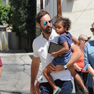 Katherine Heigl (enceinte) fait du shopping en famille avec son mari Josh Kelley et ses filles Adalaide et Nancy à Glendale le 13 aoiut 2016.