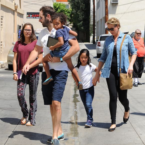 Katherine Heigl (enceinte) fait du shopping en famille avec son mari Josh Kelley et ses filles Adalaide et Nancy à Glendale le 13 aoiut 2016.