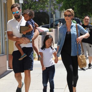 Katherine Heigl (enceinte) fait du shopping en famille avec son mari Josh Kelley et ses filles Adalaide et Nancy à Glendale le 13 aoiut 2016.