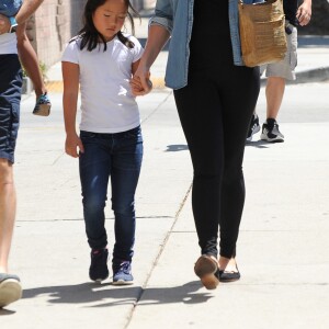 Katherine Heigl (enceinte) fait du shopping en famille avec son mari Josh Kelley et ses filles Adalaide et Nancy à Glendale le 13 aoiut 2016.