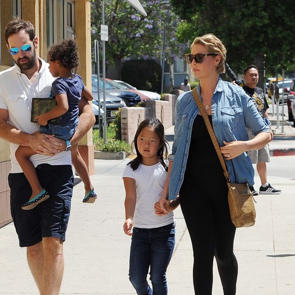Katherine Heigl (enceinte) fait du shopping en famille avec son mari Josh Kelley et ses filles Adalaide et Nancy à Glendale le 13 aoiut 2016.