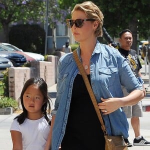 Katherine Heigl (enceinte) fait du shopping en famille avec son mari Josh Kelley et ses filles Adalaide et Nancy à Glendale le 13 aoiut 2016.