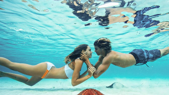 Alexis Ren et Jay Alvarrez : Le couple star le plus sexy des réseaux sociaux !