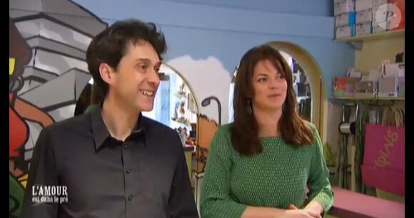 Patrice et Sandrine amoureux dans "L'amour est dans le pré, que sont-ils devenus", sur M6 le lundi 10 juin 2013.