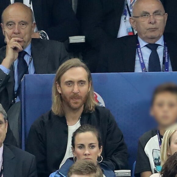 Alain Juppé, David Guetta et son fils Elvis au match d'ouverture de l'Euro 2016, France-Roumanie au Stade de France, le 10 juin 2016.