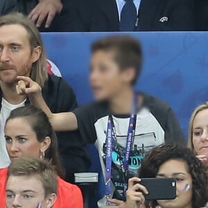 David Guetta et son fils Elvis au match d'ouverture de l'Euro 2016, France-Roumanie au Stade de France, le 10 juin 2016.