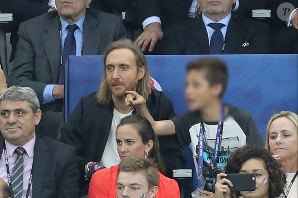 David Guetta et son fils Elvis au match d'ouverture de l'Euro 2016, France-Roumanie au Stade de France, le 10 juin 2016.
