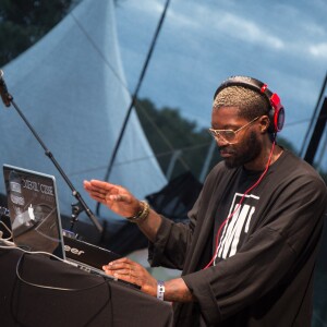 Djibril Cissé aux platines à l'issue du tournoi de football Media Cup à Meudon. Le 2 juillet 2016.