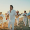 Chico & the Gypsies dans le clip de leur reprise d'Englishman in New York pour l'album Color 80's Vol.2 (août 2016)
