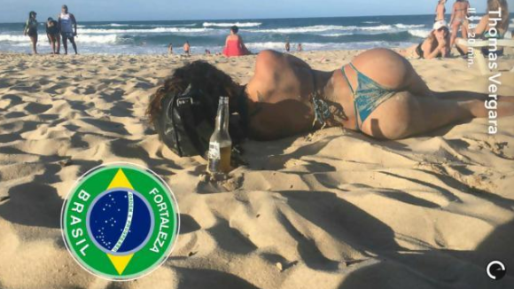 Thomas Vergara poste une photo très sexy de sa Nabilla. Le couple était en vacances au Brésil. Août 2016.
