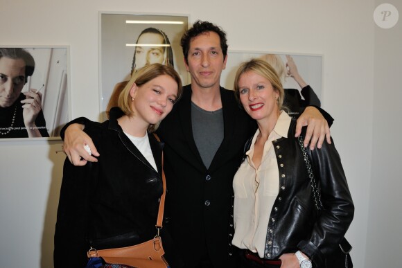 Léa Seydoux, Karin Viard et Stéphane Foenkinos à la Galerie Dupin à Paris, le 9 juin 2016.