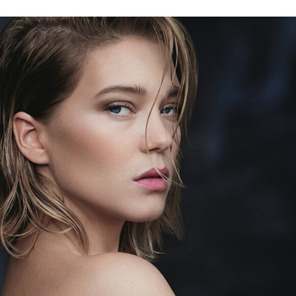 Léa Seydoux pose pour la campagne publicitaire du nouveau parfum ROSE DES VENTS de Louis Vuitton.