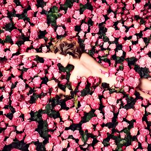 Léa Seydoux pose pour la campagne publicitaire du nouveau parfum ROSE DES VENTS de Louis Vuitton.