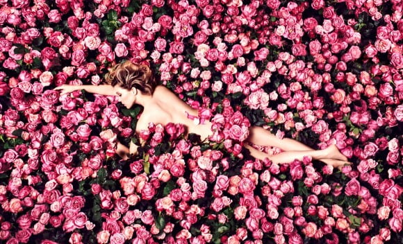 Léa Seydoux pose pour la campagne publicitaire du nouveau parfum ROSE DES VENTS de Louis Vuitton.