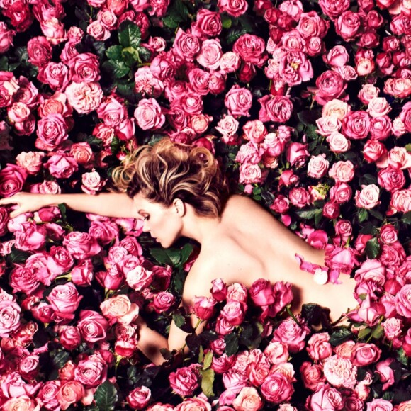Léa Seydoux pose pour la campagne publicitaire du nouveau parfum ROSE DES VENTS de Louis Vuitton.