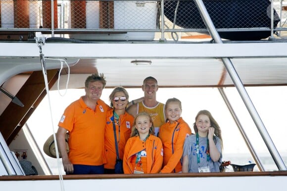 Le roi Willem Alexander, la reine Maxima, Dorian van Rijsselberghe, et les princesse Alexia, Ariana et Amalia - La famille royale des Pays-Bas félicite le véliplanchiste néerlandais Dorian van Rijsselberghe pour sa performance à Rio le 14 août 2016. 14/08/2016 - Rio de Janeiro