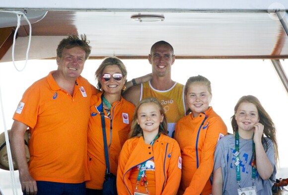Le roi Willem Alexander, la reine Maxima, Dorian van Rijsselberghe, et les princesse Alexia, Ariana et Amalia - La famille royale des Pays-Bas félicite le véliplanchiste néerlandais Dorian van Rijsselberghe pour sa performance à Rio le 14 août 2016. 14/08/2016 - Rio de Janeiro