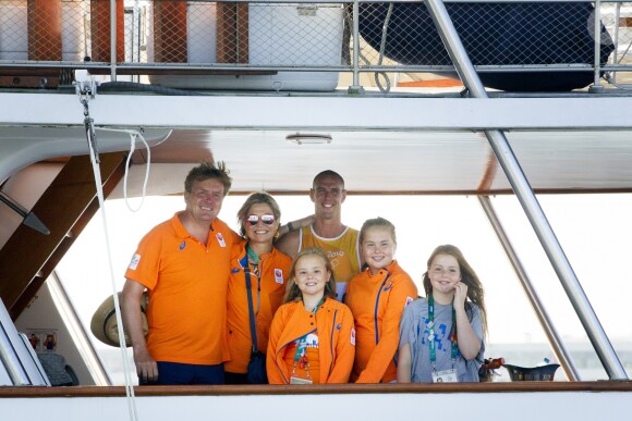 Le roi Willem Alexander, la reine Maxima, Dorian van Rijsselberghe, et les princesse Alexia, Ariana et Amalia - La famille royale des Pays-Bas félicite le véliplanchiste néerlandais Dorian van Rijsselberghe pour sa performance à Rio le 14 août 2016. 14/08/2016 - Rio de Janeiro