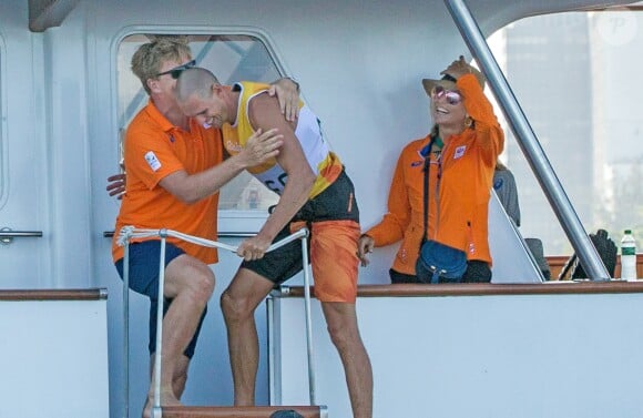 Le roi Willem Alexander et le véliplanchiste Dorian van Rijsselberghe, la reine Maxima des Pays-Bas - La famille royale des Pays-Bas félicite le véliplanchiste néerlandais Dorian van Rijsselberghe pour sa performance à Rio le 14 août 2016. 14/08/2016 - Rio de Janeiro