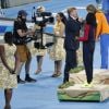 Le roi Willem-Alexander des Pays-Bas remettant le 18 août 2016 les médailles du 200m féminin, dont la Néerlandaise Dafne Schippers a pris la deuxième place derrière Elaine Thompson, aux Jeux olympiques de Rio de Janeiro.