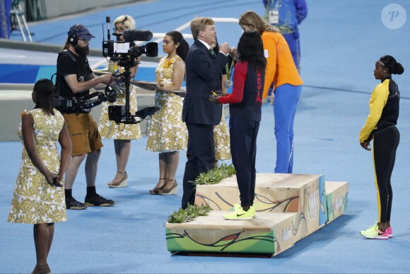 Le roi Willem-Alexander des Pays-Bas remettant le 18 août 2016 les médailles du 200m féminin, dont la Néerlandaise Dafne Schippers a pris la deuxième place derrière Elaine Thompson, aux Jeux olympiques de Rio de Janeiro.