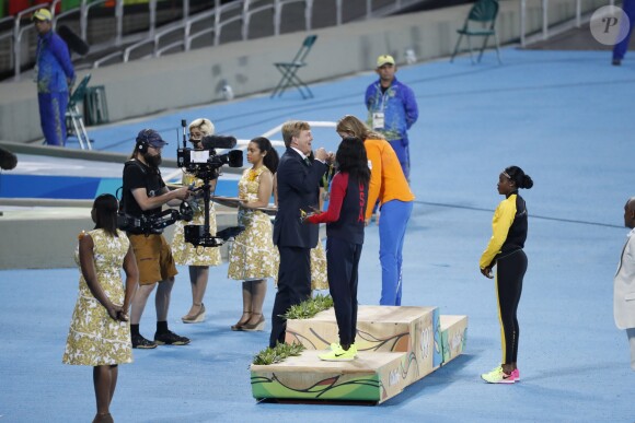 Le roi Willem-Alexander des Pays-Bas remettant le 18 août 2016 les médailles du 200m féminin, dont la Néerlandaise Dafne Schippers a pris la deuxième place derrière Elaine Thompson, aux Jeux olympiques de Rio de Janeiro.
