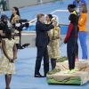 Le roi Willem-Alexander des Pays-Bas remettant le 18 août 2016 les médailles du 200m féminin, dont la Néerlandaise Dafne Schippers a pris la deuxième place derrière Elaine Thompson, aux Jeux olympiques de Rio de Janeiro.