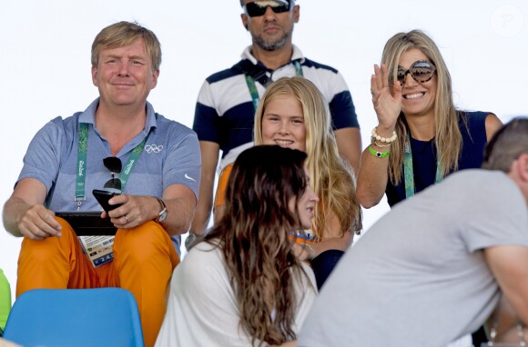 Le roi Willem-Alexander des Pays-Bas, son épouse la reine Maxima et leurs trois filles, la princesse Catharina-Amalia (12 ans), la princesse Alexia (11 ans) et la princesse Ariane (9 ans), se sont enthousiasmés le 16 août 2016 pour le passage du Néerlandais Jeroen Dubberldam dans le concours du saut d'obstacles en équitation aux Jeux olympiques de Rio de Janeiro.