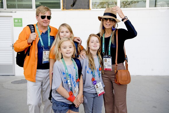 Le roi Willem-Alexander des Pays-Bas, son épouse la reine Maxima et leurs trois filles, la princesse Catharina-Amalia (12 ans), la princesse Alexia (11 ans) et la princesse Ariane (9 ans), assistaient le 17 août 2016 aux épreuves de saut d'obstacles en équitation aux Jeux olympiques de Rio de Janeiro.
