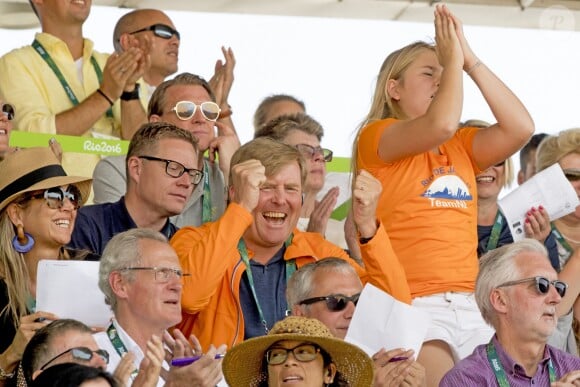 Le roi Willem-Alexander des Pays-Bas, son épouse la reine Maxima et leurs trois filles, la princesse Catharina-Amalia (12 ans), la princesse Alexia (11 ans) et la princesse Ariane (9 ans), assistaient le 17 août 2016 aux épreuves de saut d'obstacles en équitation aux Jeux olympiques de Rio de Janeiro.