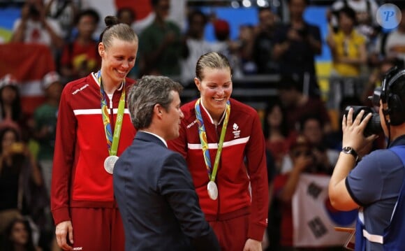 Le prince Frederik de Danemark remet la médaille d'argent à Kamilla Rytter Juhl et Christinna Pedersen lors de la finale doubles femmes de badminton, Danemark vs Japon, aux Jeux Olympiques (JO) 2016 de Rio. Le 18 août 2016 18/08/2016 - 