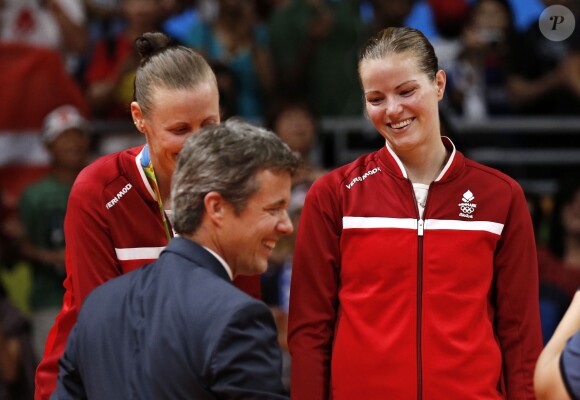 Le prince Frederik de Danemark remet la médaille d'argent à Kamilla Rytter Juhl et Christinna Pedersen lors de la finale doubles femmes de badminton, Danemark vs Japon, aux Jeux Olympiques (JO) 2016 de Rio. Le 18 août 2016 18/08/2016 - 