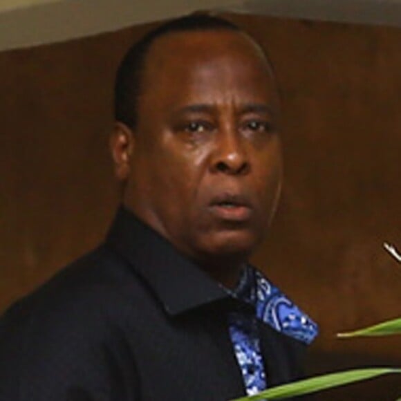 Conrad Murray, le médecin jugé responsable de la mort de Michael Jackson en 2009, va déjeuner au restaurant avec sa petite-amie Nicole Alvarez à Miami, le 18 décembre 2014.