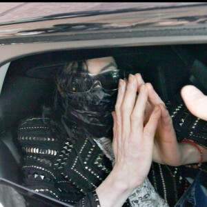 Michael Jackson assailli par des fans à la sortie d'une clinique de Beverly Hills le 16 juin 2009