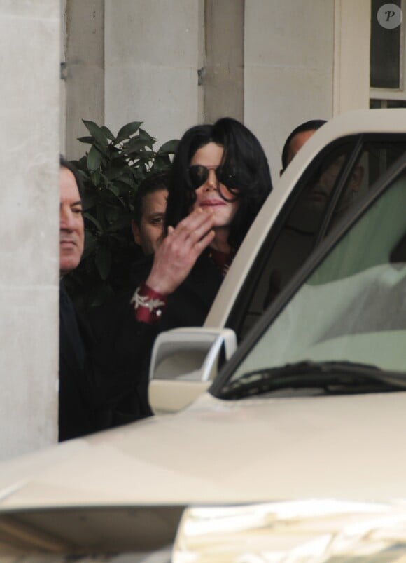 Michael Jackson quittant son hôtel à Londres le 8 mars 2009
