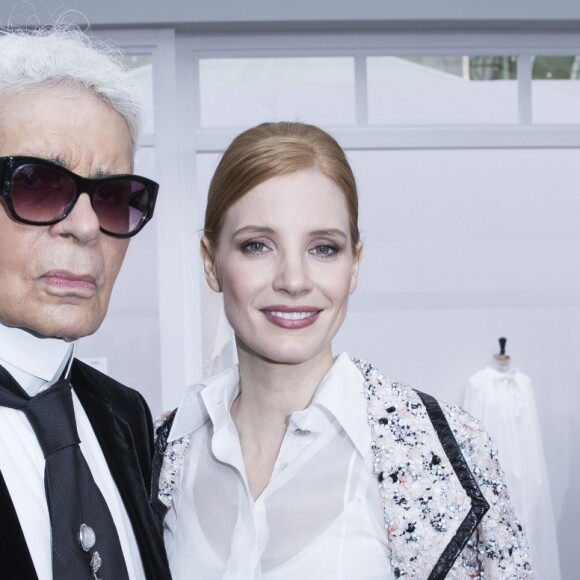 Karl Lagerfeld et Jessica Chastain - Backstage - Karl Lagerfeld lors du final du défilé de mode Haute-Couture automne-hiver 2016/2017 "Chanel" au Grand Palais à Paris le 5 juillet 2016. © Olivier Borde / Bestimage