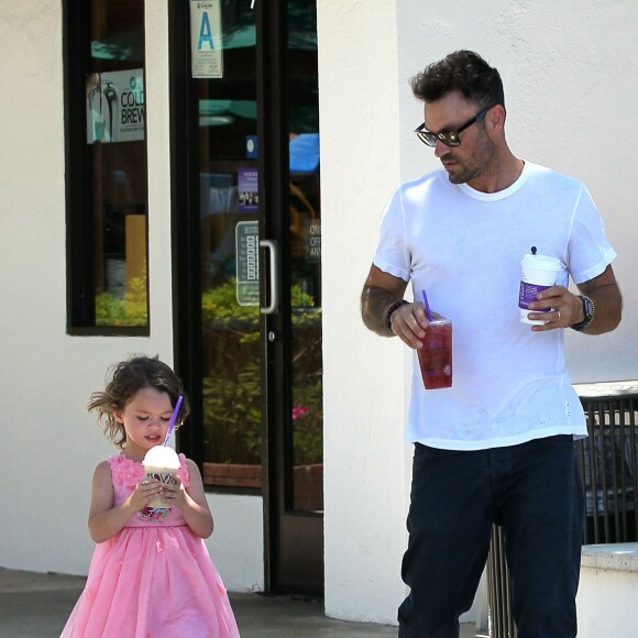 Brian Austin Green et son fils Noah, habillé en robe, vont chercher du café à Malibu, le 15 juillet 2016.