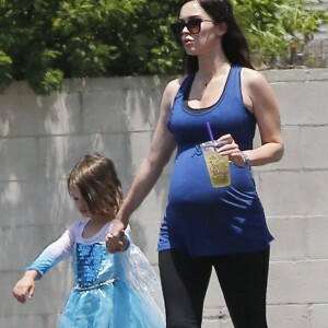 Brian Austin Green et son fils Noah, habillé en robe, vont chercher du café à Malibu, le 15 juillet 2016.