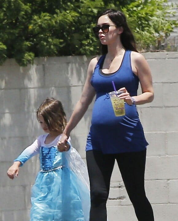 Brian Austin Green et son fils Noah, habillé en robe, vont chercher du café à Malibu, le 15 juillet 2016.