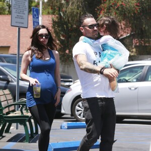 Megan Fox enceinte et son mari Brian Austin Green sont allés déjeuner avec leurs enfants Noah et Bodhi à Studio City, le 1er juillet 2016