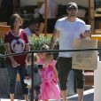 Brian Austin Green se promenant dans les rues de Los Angeles avec ses fils, Bodhi et Noah, et la mère de Megan Fox, Gloria, le 18 août 2016