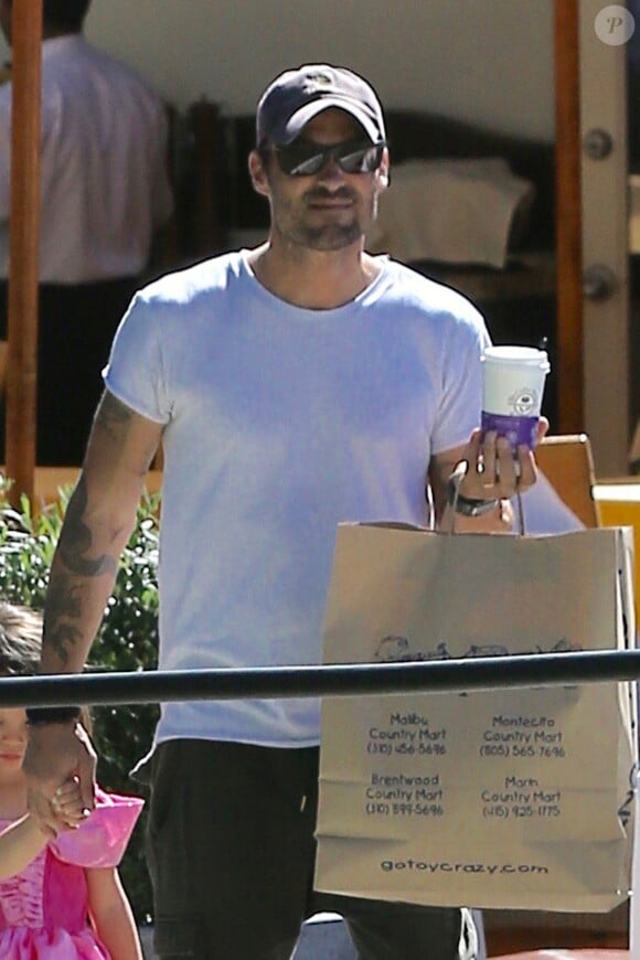 Brian Austin Green se promenant dans les rues de Los Angeles avec ses fils, Bodhi et Noah, et la mère de Megan Fox, Gloria, le 18 août 2016