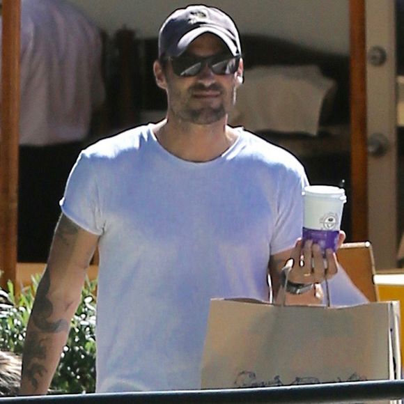 Brian Austin Green se promenant dans les rues de Los Angeles avec ses fils, Bodhi et Noah, et la mère de Megan Fox, Gloria, le 18 août 2016