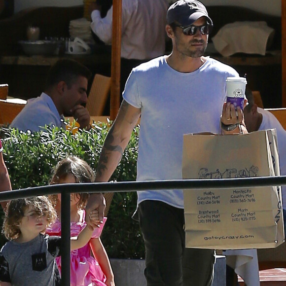 Brian Austin Green se promenant dans les rues de Los Angeles avec ses fils, Bodhi et Noah, et la mère de Megan Fox, Gloria, le 18 août 2016