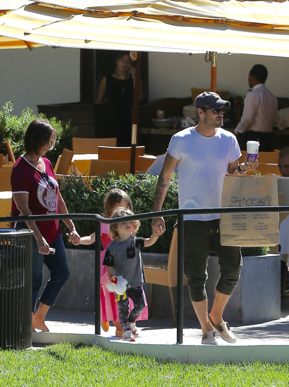 Brian Austin Green se promenant dans les rues de Los Angeles avec ses fils, Bodhi et Noah, et la mère de Megan Fox, Gloria, le 18 août 2016